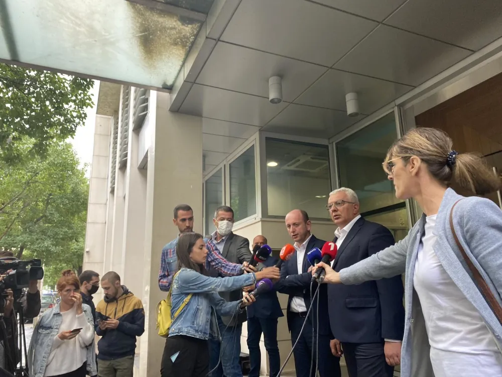 Парламентарна већина без договора, УРА остаје при свом ставу