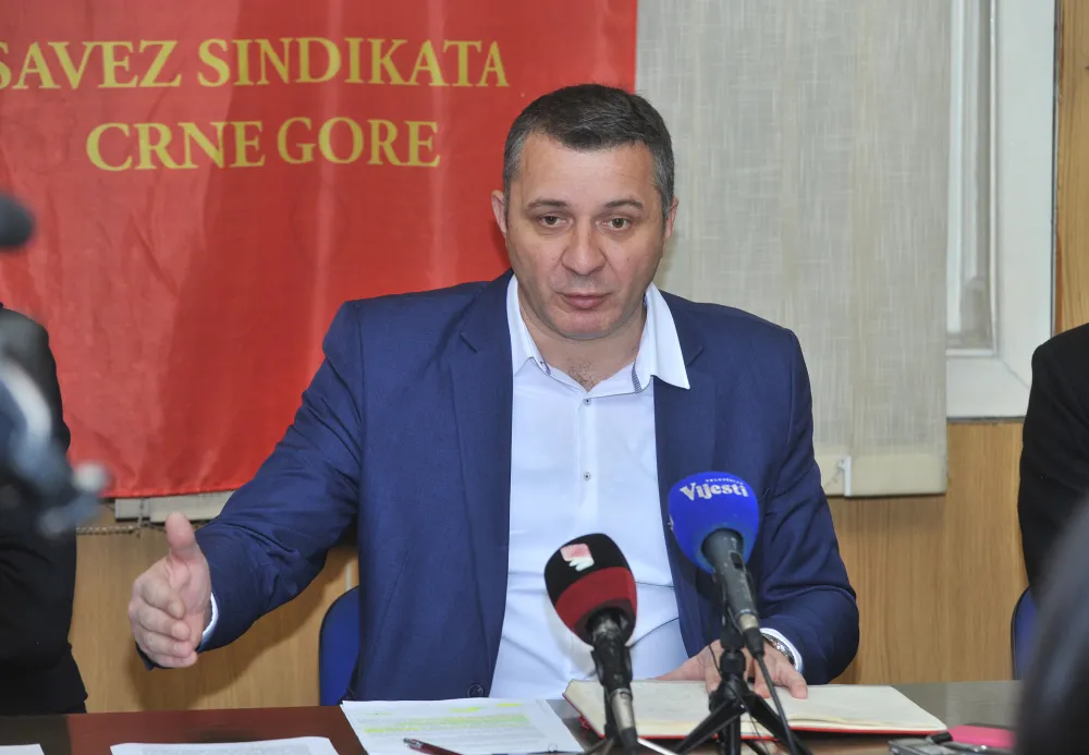 Отворено писмо Секуловићу: Упутите Скупштини измјене закона о пензијама ватрогасаца спасилаца и затворских полицаjаца