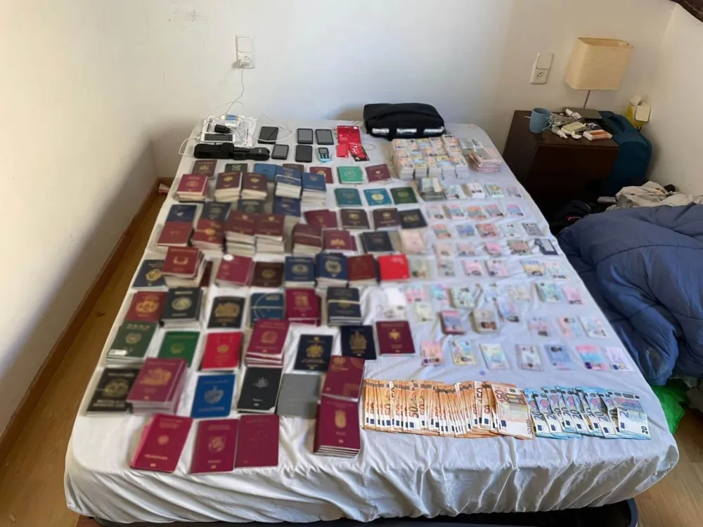 (ФОТО) Разбијена криминална група: Правили личне карате и пасоше 56 националности