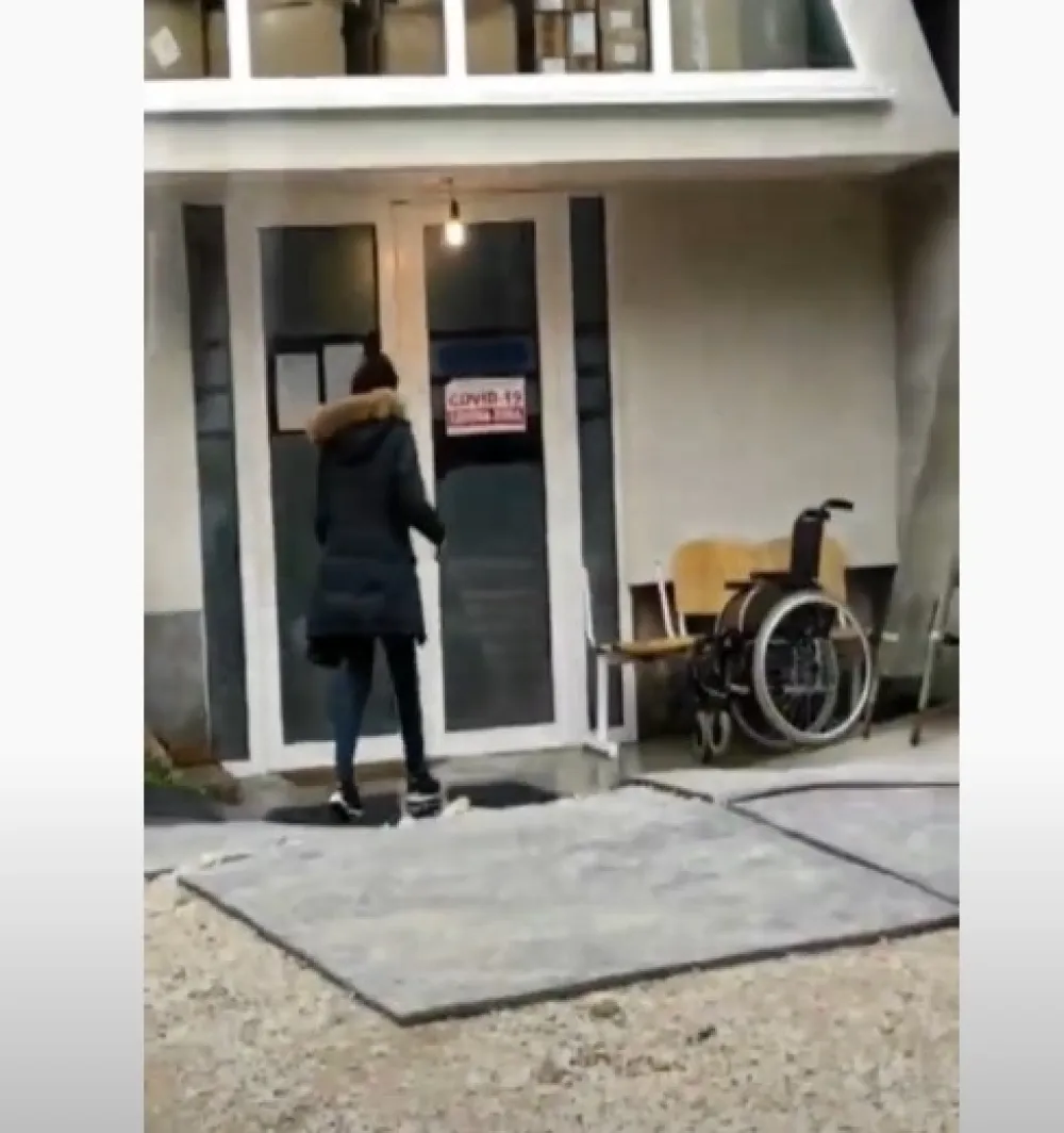 (ВИДЕО) Погледајте како у пљеваљској болници грађани несметано иду у посјету зараженим пацијентима
