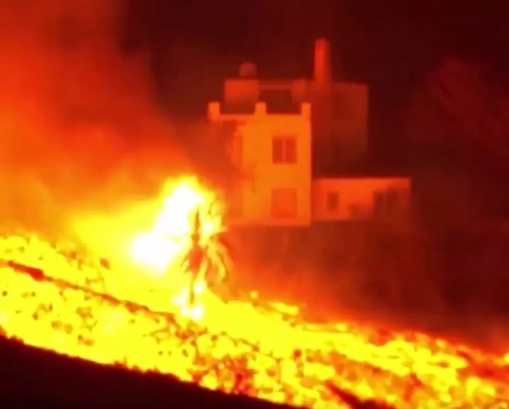 (ВИДЕО) Вулкан на Ла Палми бјесни већ три недјеље, лава "прогутала" преко 1.000 зграда