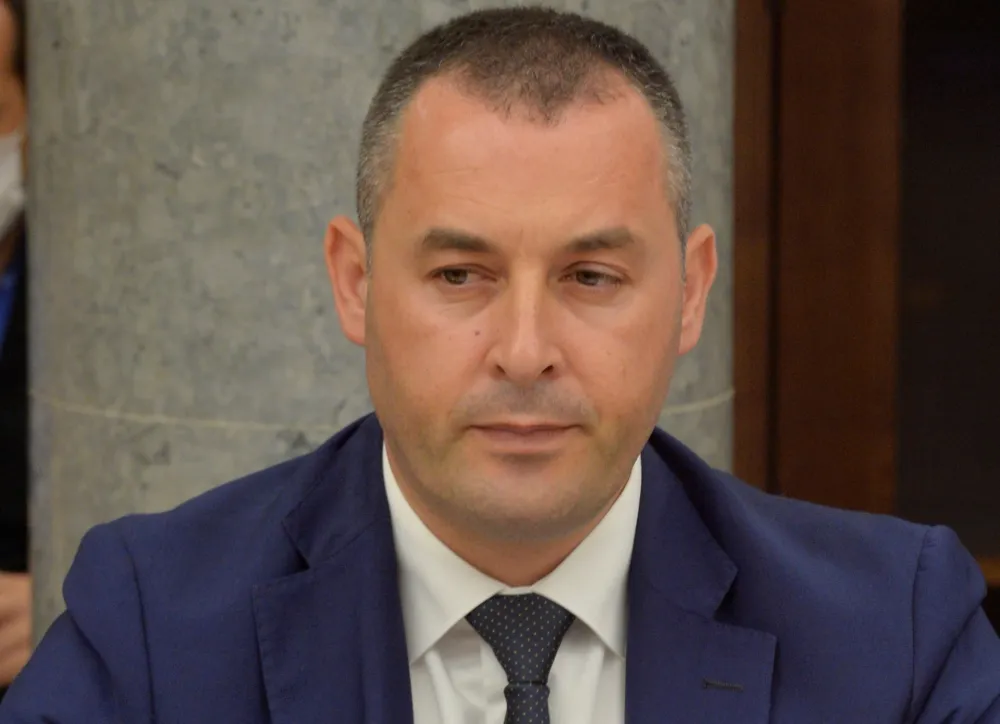 Закон о здравственом осигурању не препознаје oца и мајку као ужу породицу