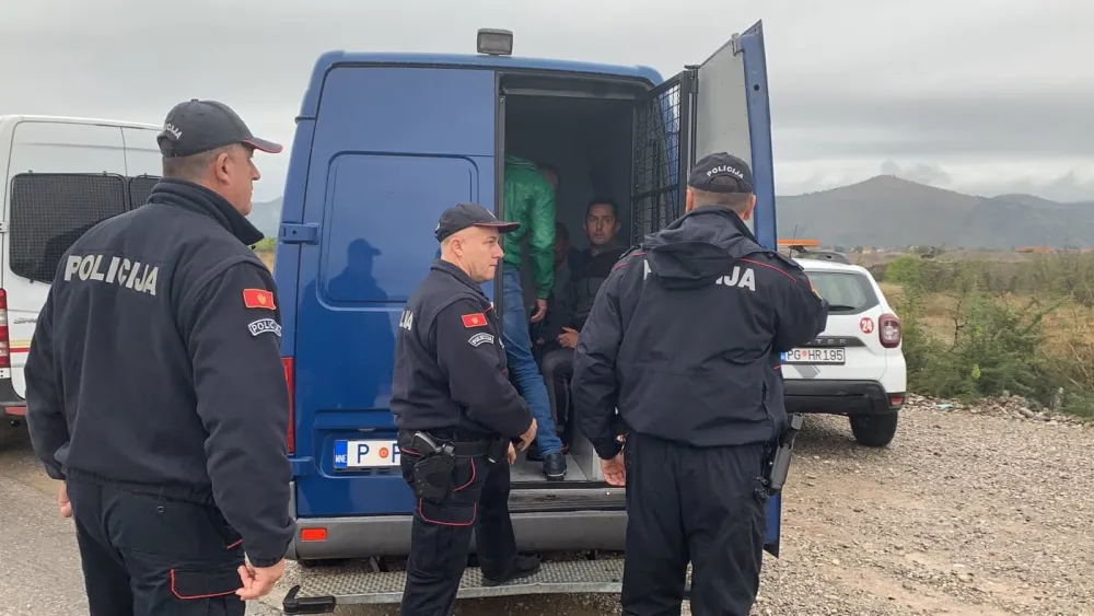 (ФОТО и ВИДЕО) Мјештани Ботуна протестовали због колектора, па приведени