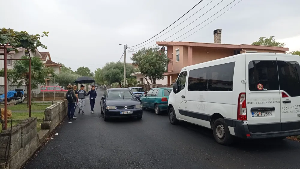Бјеласичка улица небезбједна за пјешаке, мјештани позивају: "Лежећи полицајци" да чувају ђаке