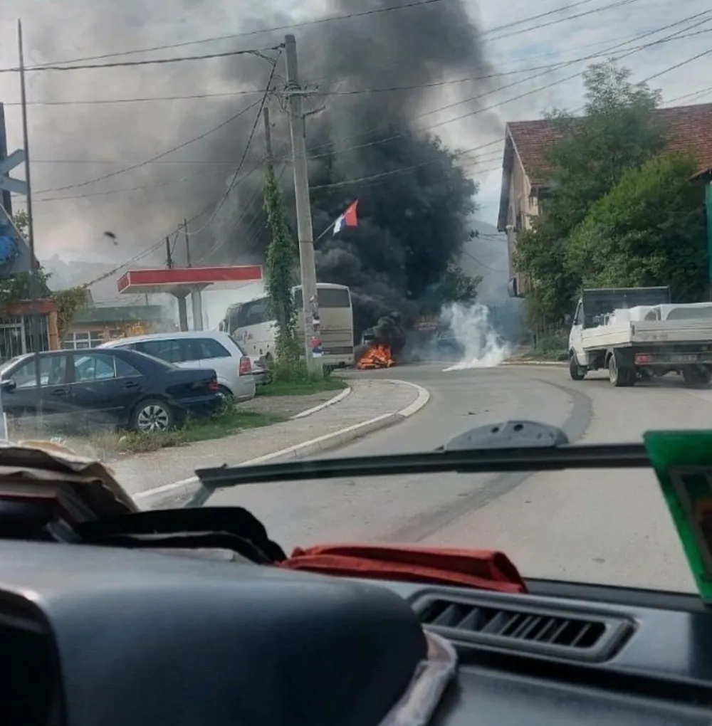 (ВИДЕО) Ванредно из Владе Србије: На десетине рањених у Митровици