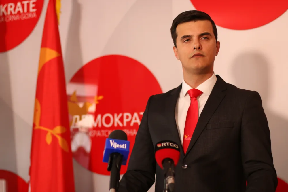 Шарановић на Твитеру: Који је члан менаџмента допустио да улазак балканским касапима?