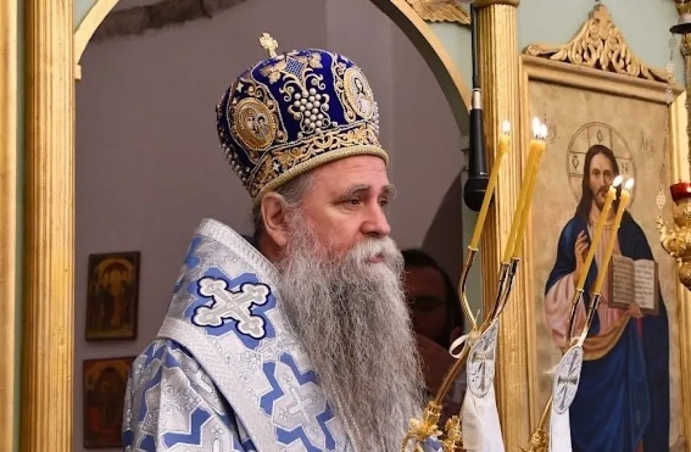 Митрополит Јоаникије: Умјесто мобилних телефона отворите своја срца