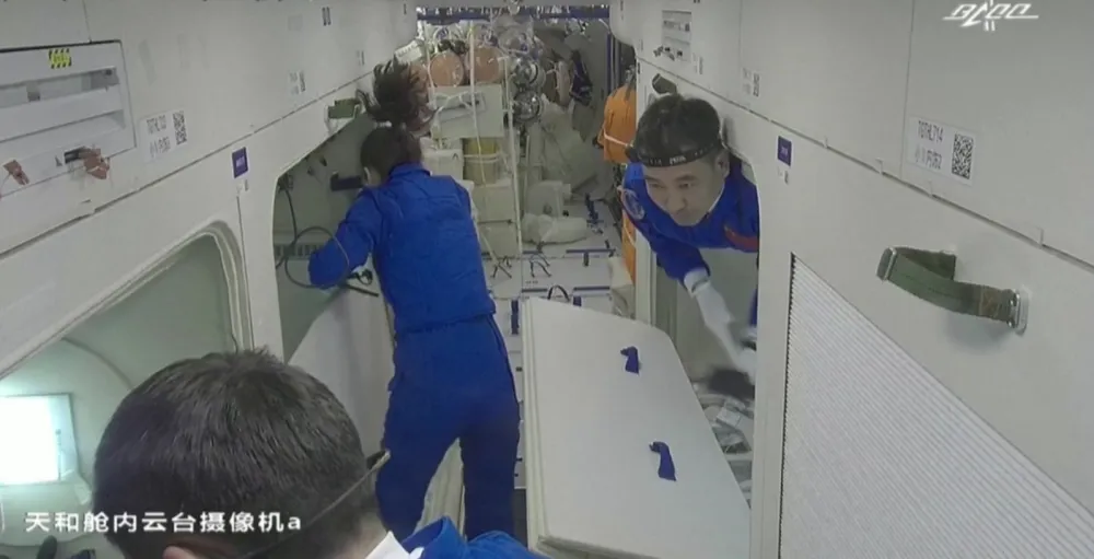 Кина лансирала троје астронаута на шестомјесечну мисију