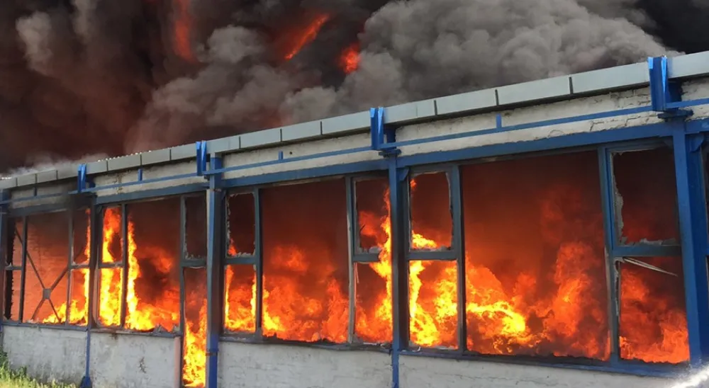 Пожар у шабачкој фирми под контролом, ватрогасци дежурају