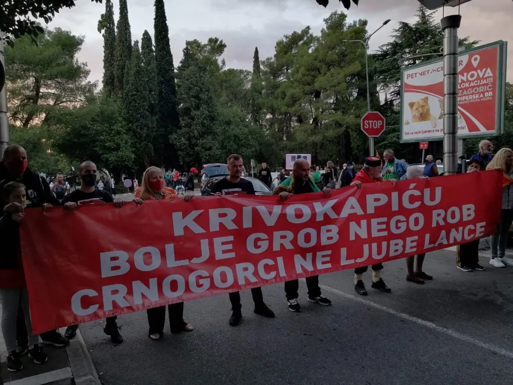 Протест испред Владе: &bdquo;Ово је Црна Гора, сви који мислите другачије идите у Србију&rdquo;
