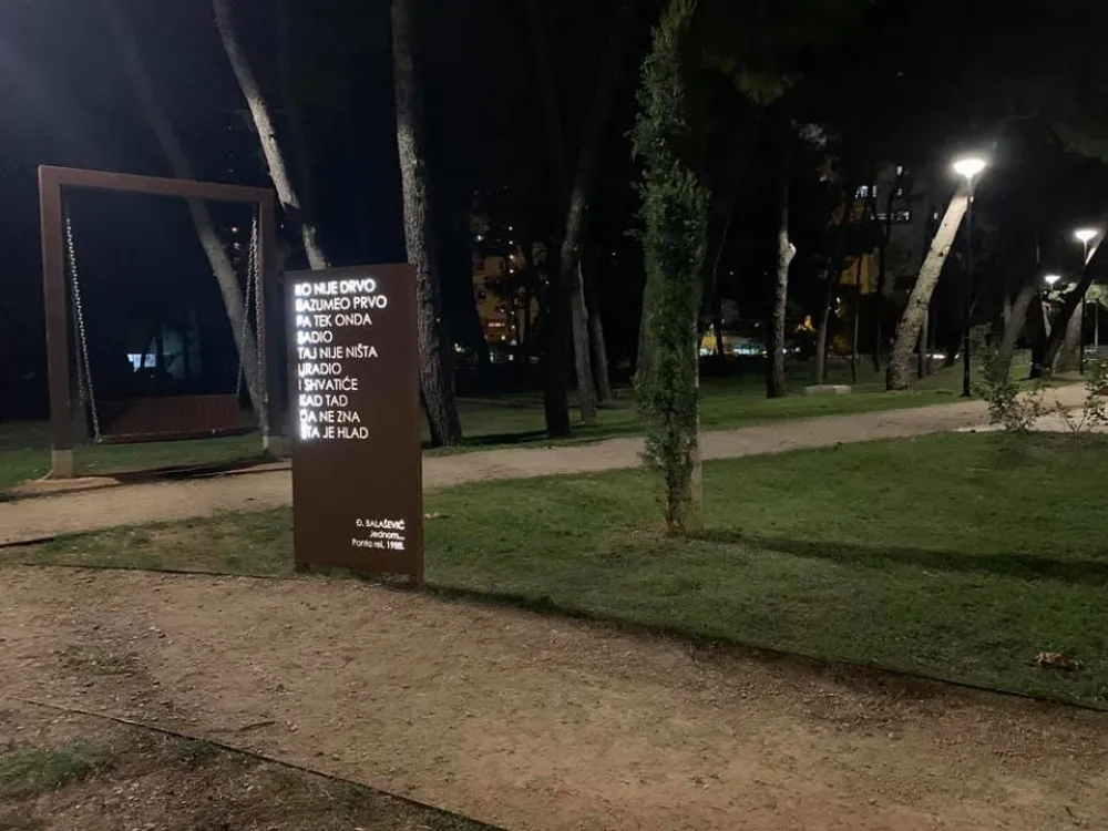 Засијао парк Ђорђа Балашевића: Табле са стиховима биле на мети вандала