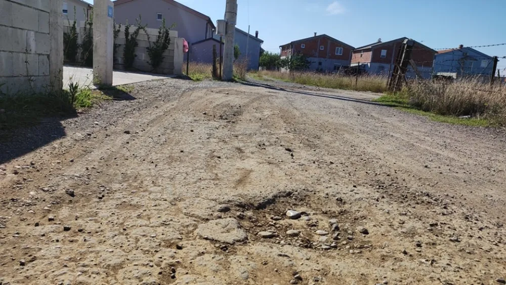 (ВИДЕО) Становници Карабушког поља поручили надлежнима: Градите школу или дјеци плаћајте превоз
