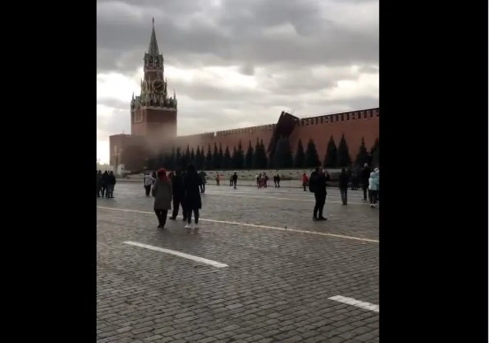 (ВИДЕО) Власти затвориле Црвени трг: Урушио се један "зуб" са зидина Кремља