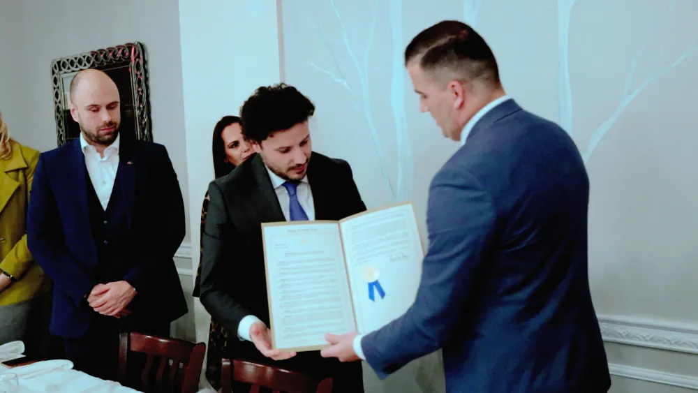Абазовићу диjаспора у Њуjорку уручила Повељу Маjке Терезе