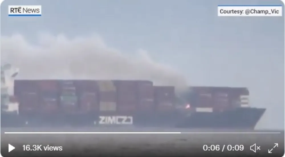 (ВИДЕО) Лоше вријеме спријечило спасиоце у Канади да се укрцаjу на брод на коjем гори ватра