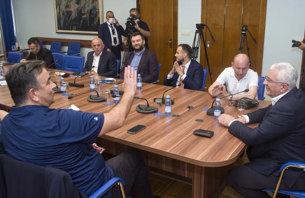 Док владајућа коалиција не договори фотеље, цијене горива неће падати