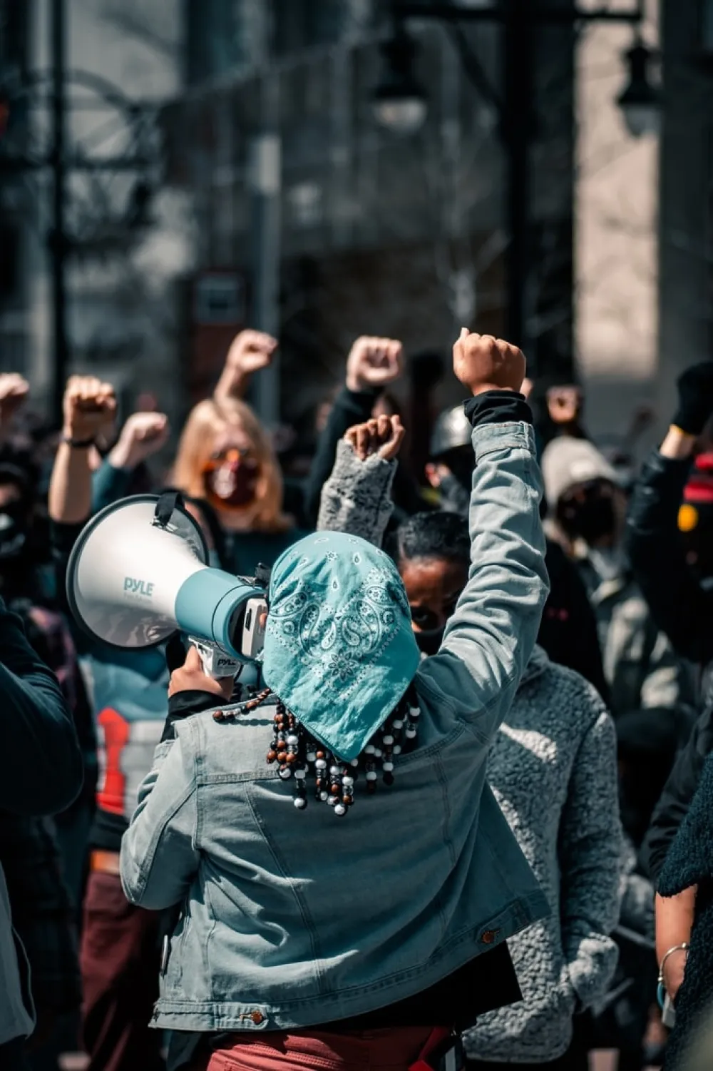 Исламисти у Пакистану сукобили су се са полициjом због цртаних филмова, убили три полицаjца