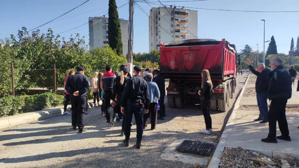 (ВИДЕО) Браћа Ђуришићи приведени, почело асфалтирање улице на Забјелу