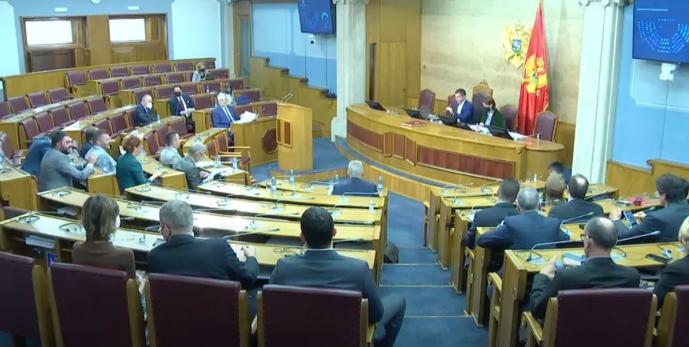(ВИДЕО) Кривокапић: Маске ће спасти брзо; Коњевић: Са вама се тешко сарађује, то знају ваши сарадници