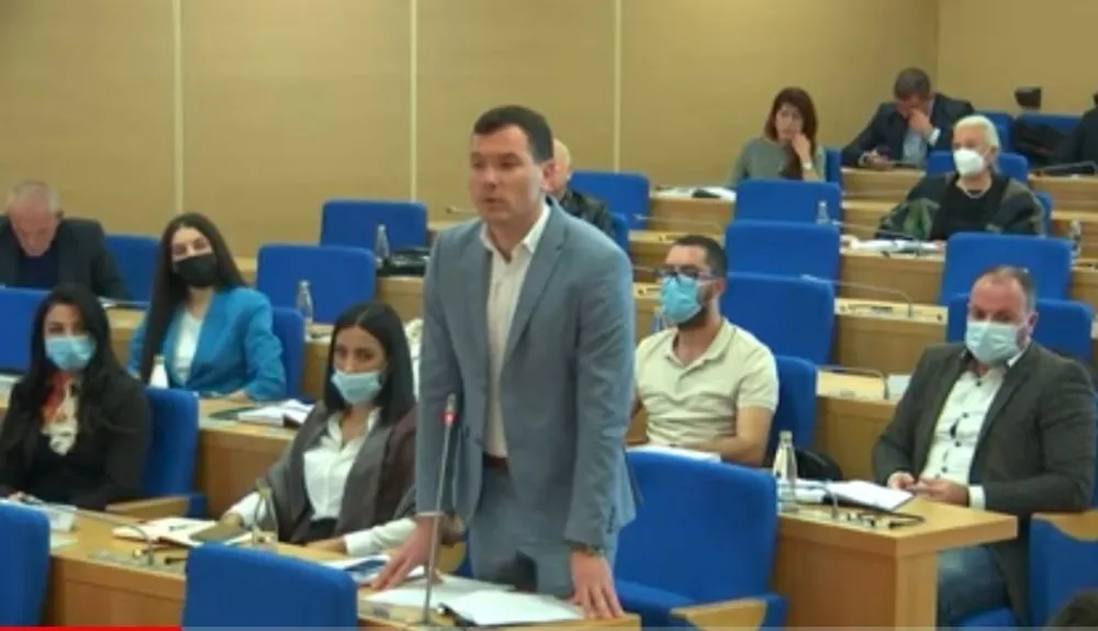 Аутобуси заглављени између Владе и Главног града