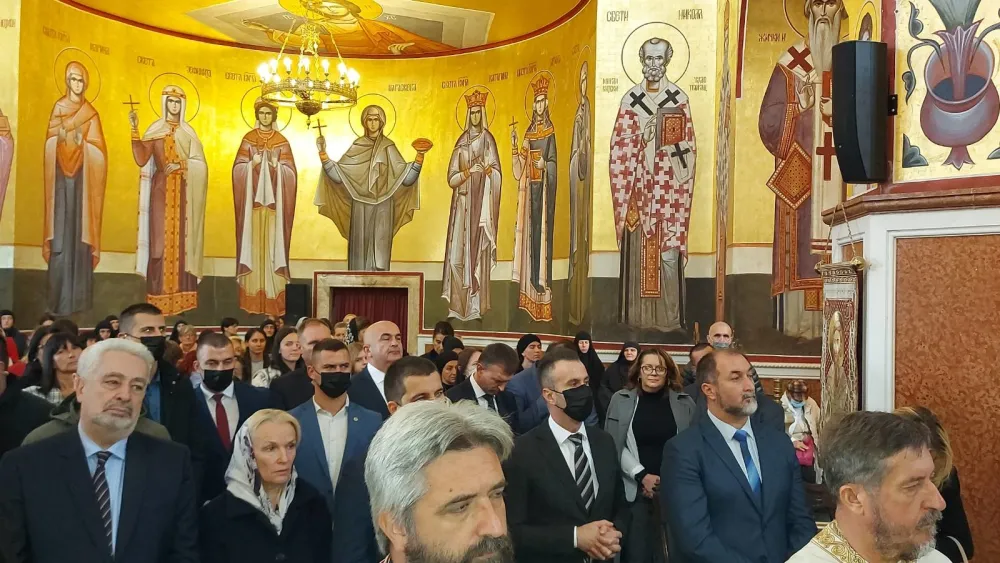 (ВИДЕО) Годишњи помен митрополиту Амфилохиjу у Храму, на литургиjи Кривокапић и Бечић