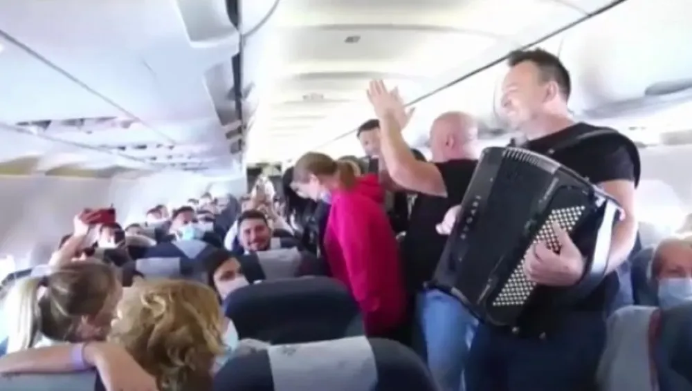 (ВИДЕО) Палма уз Дачићевог сина и снајку оплео коло у авиону