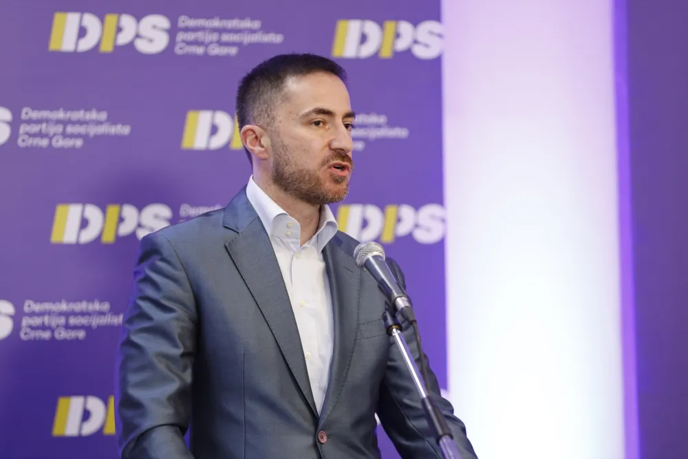Богдановић: Влади зауставити вриjеме траjања