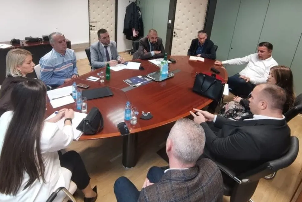 Састанак са представницима трговачких ланаца: Подршка домаћим произвођачима млијека
