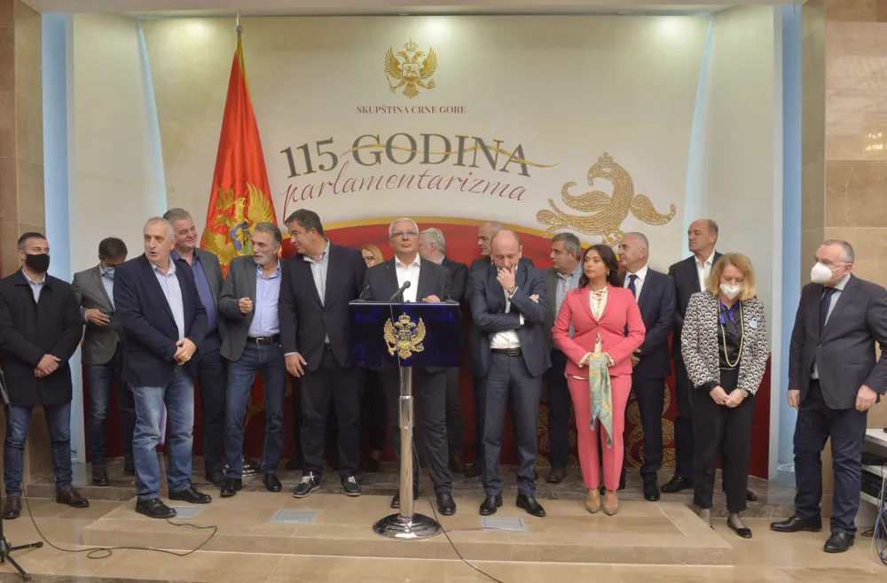 У 14 часова код Бечића састанак шефова клубова посланика владајућих партија