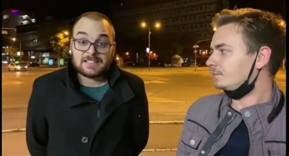 (ВИДЕО) Разбили стакла на просторијама СНС-а у Новом Саду па се пријавиули полицији