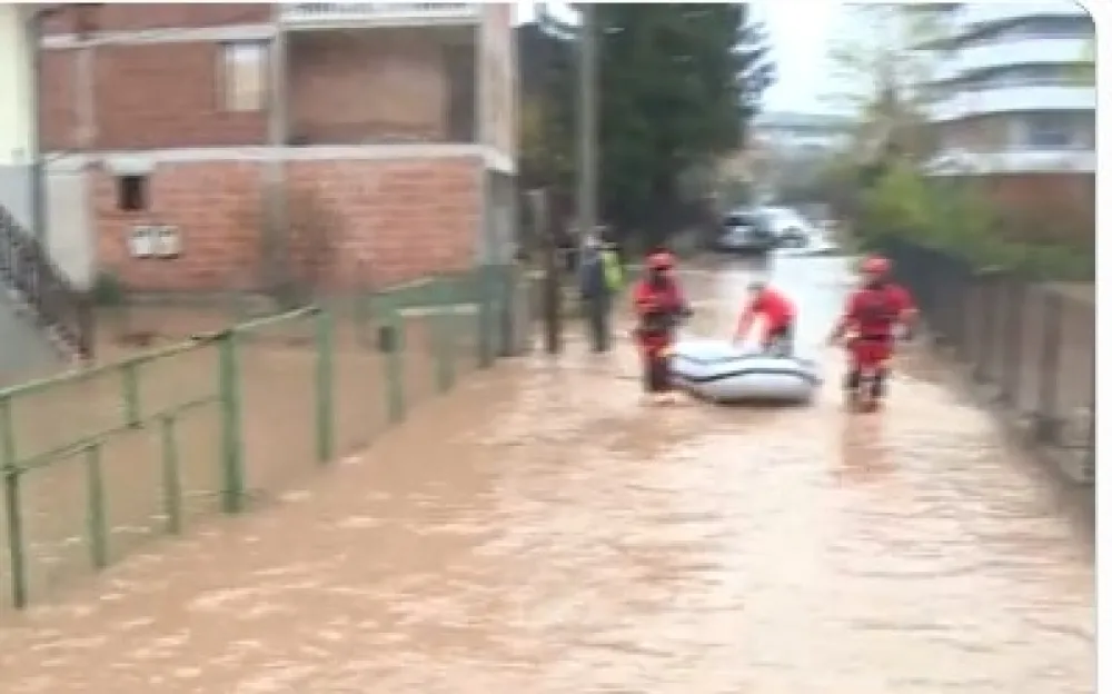 (ВИДЕО) Поплаве код Сарајева, спасена беба