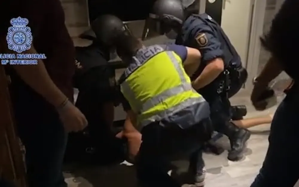 (ВИДЕО) Отац ухапшен због порнографије: Објављивао слике ћерке и дјевојчица