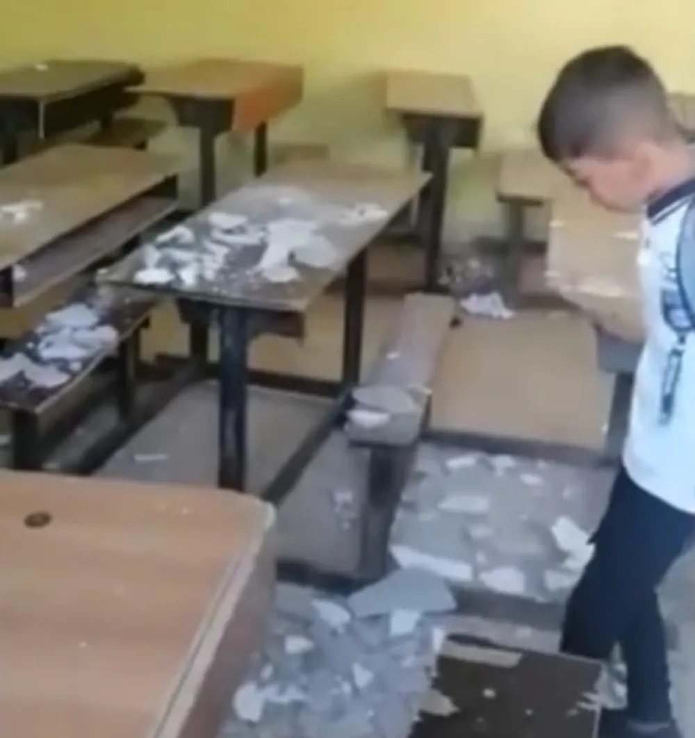 (ВИДЕО) Урушио се кров школе у наjбогатиjоj ирачкоj провинциjи, много ђака повријеђено