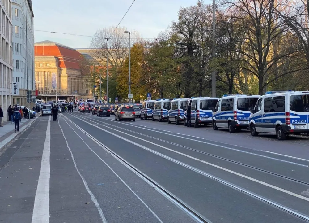 Стотине људи изашло на улице Лајпцига: Сукоби са полициjом, оклопна возила, сузавац