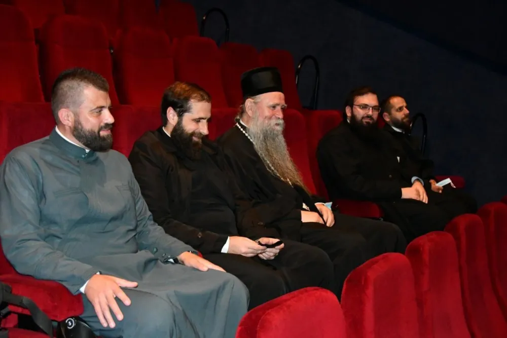 Митрополит Јоаникије у биоскопу: Владика гледао филм "Божји човјек"