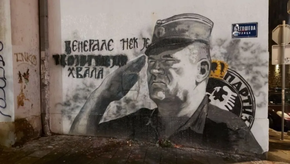 Група младића очистила мурал Ратка Младића у Београду