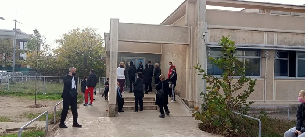 Млади умиру, заражени падају у несвијест испред ковид центра