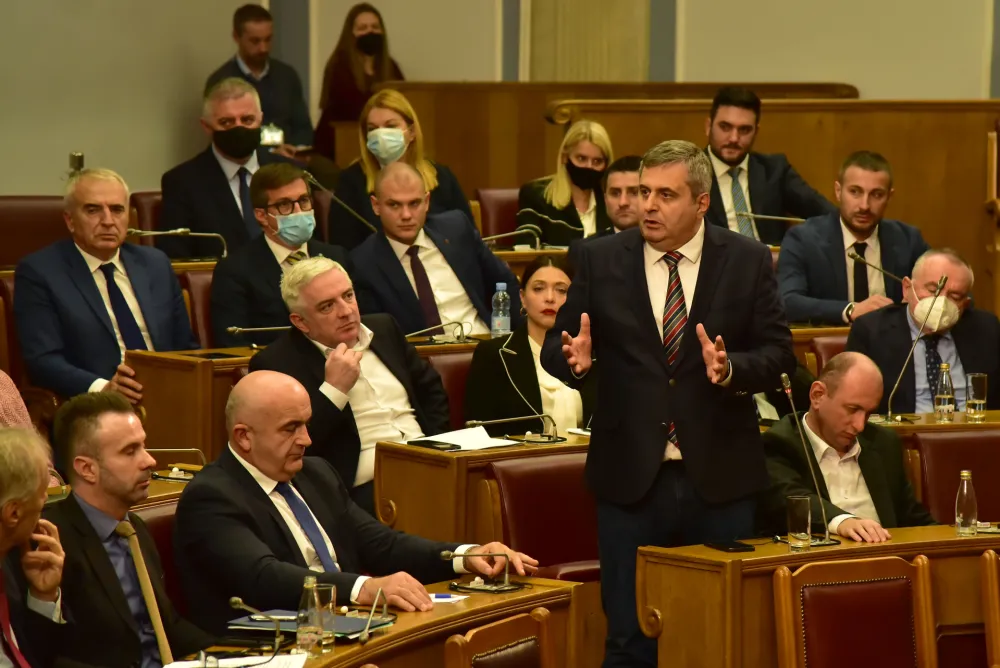 (ВИДЕО) УРА није могла да обећа да неће изаћи на изборе, закон повучен