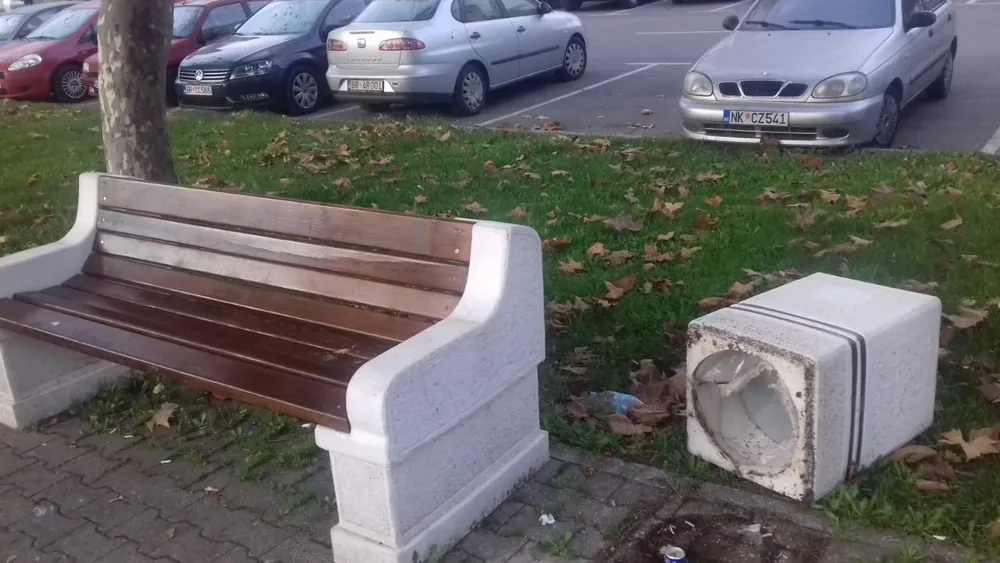 Вандали у Бару уништавају све што им падне шака