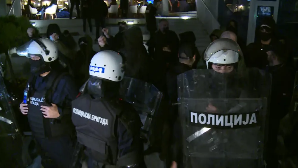 У Београду завршен протест: Оптужују Вучића да поручује мурале Ратку Младићу