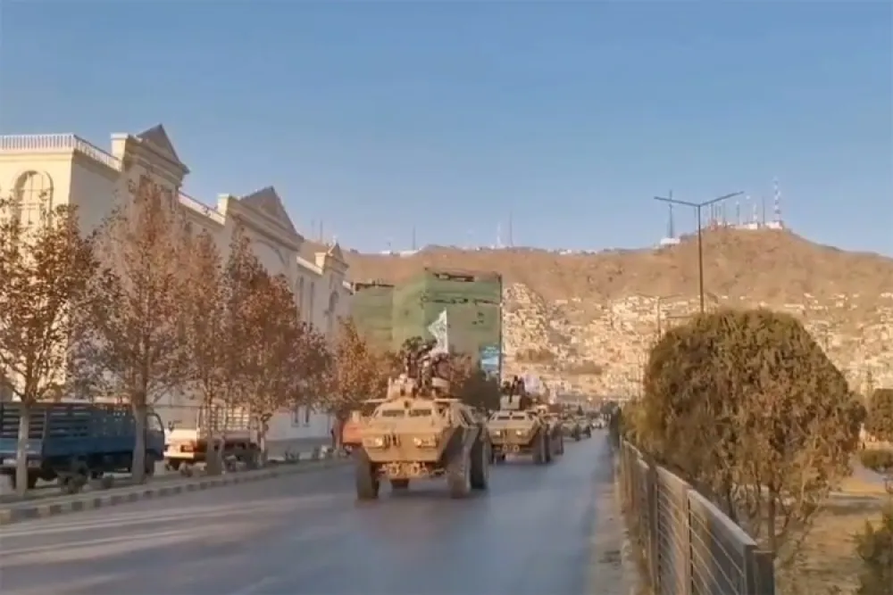 (ВИДЕО) Војна парада у Кабулу: Талибани дефиловали са америчким и руским оружјем