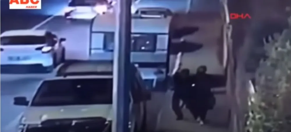 (ВИДЕО) Искасапио жену самурајским мачем насред улице у Истанбулу