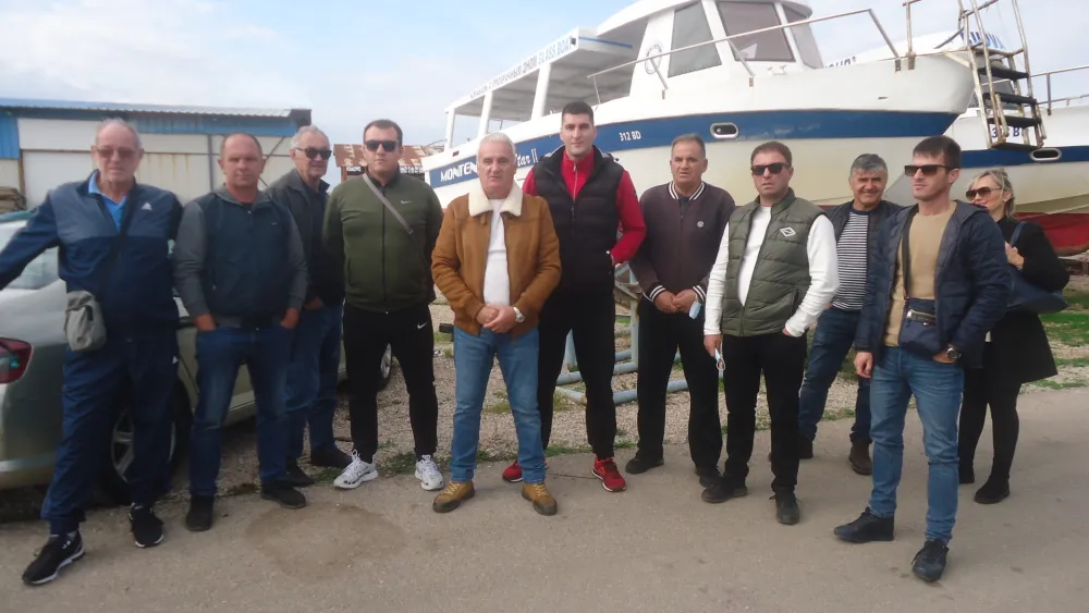Протест власника рибарских и такси туристичких бродова у барској Марини: Дажбине остале исте, а посла нијесу имали