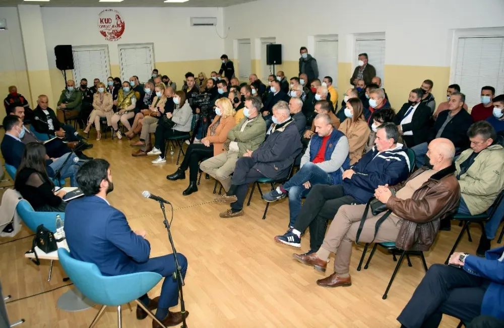 Мјештани Толоша пију воду из азбестних цијеви