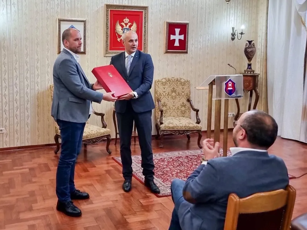 Кашћелан уручио награду "Александар Лесо Ивановић" књижевнику Шћеповићу