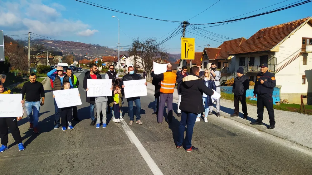 Протест родитеља инфицираних беба: Пола сата блокирали магистралу Бијело Поље - Рибаревине