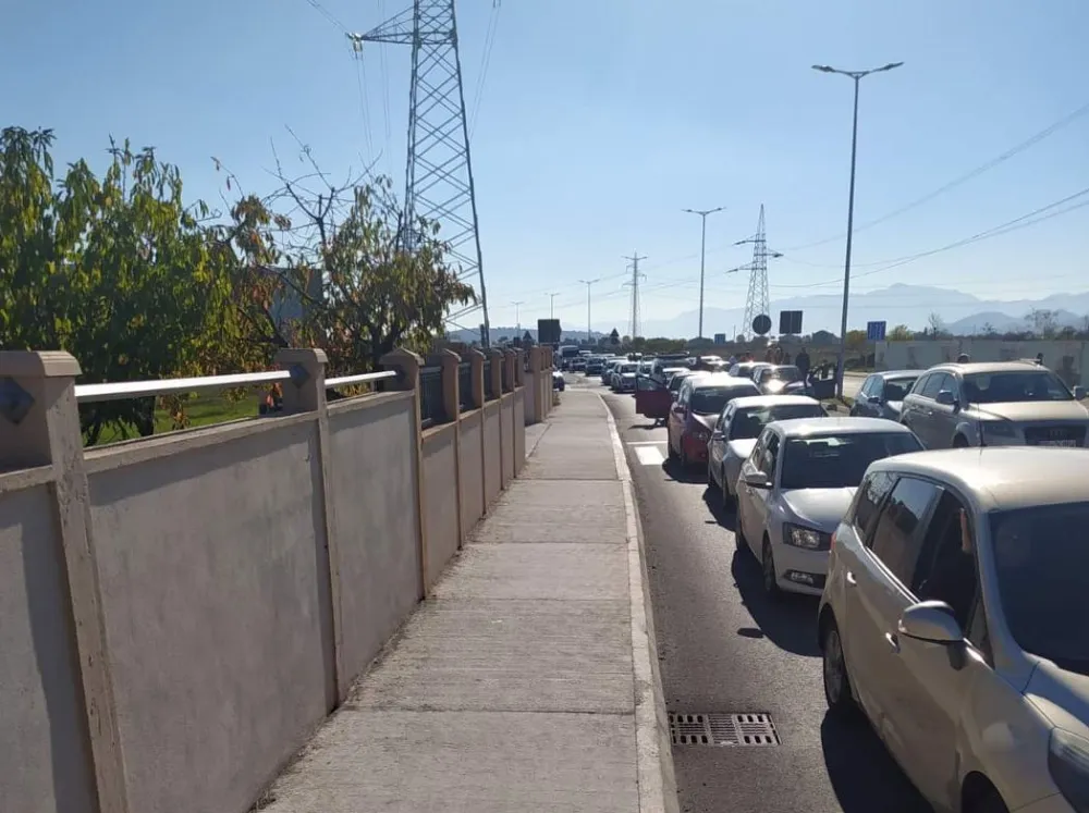 (ФОТО) У Подгорици почео маратон, саобраћајни колапс на улазу у град