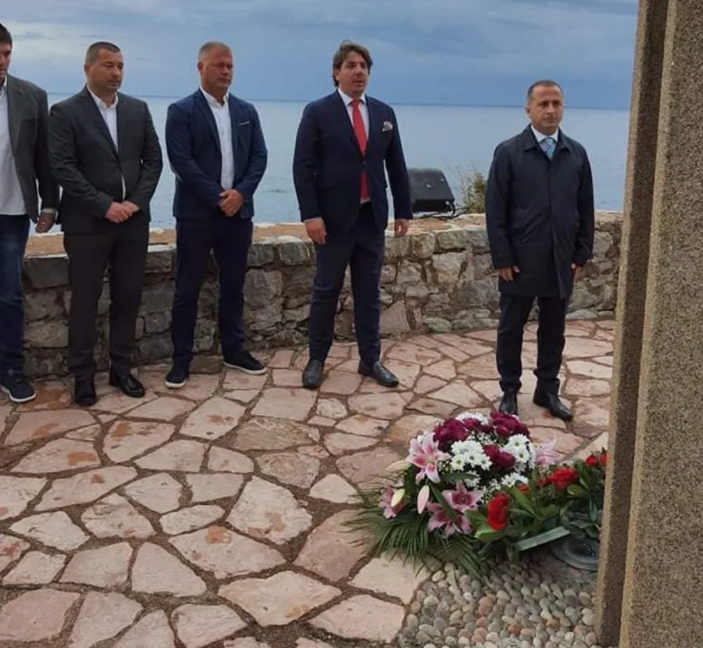 Делегација Демократа Будве положила вијенце поводом Дана општине