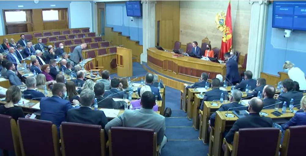 Октобарске зараде посланика: Бранко Радуловић зарадио 2.220, Вуксановић Станковић 300 еура