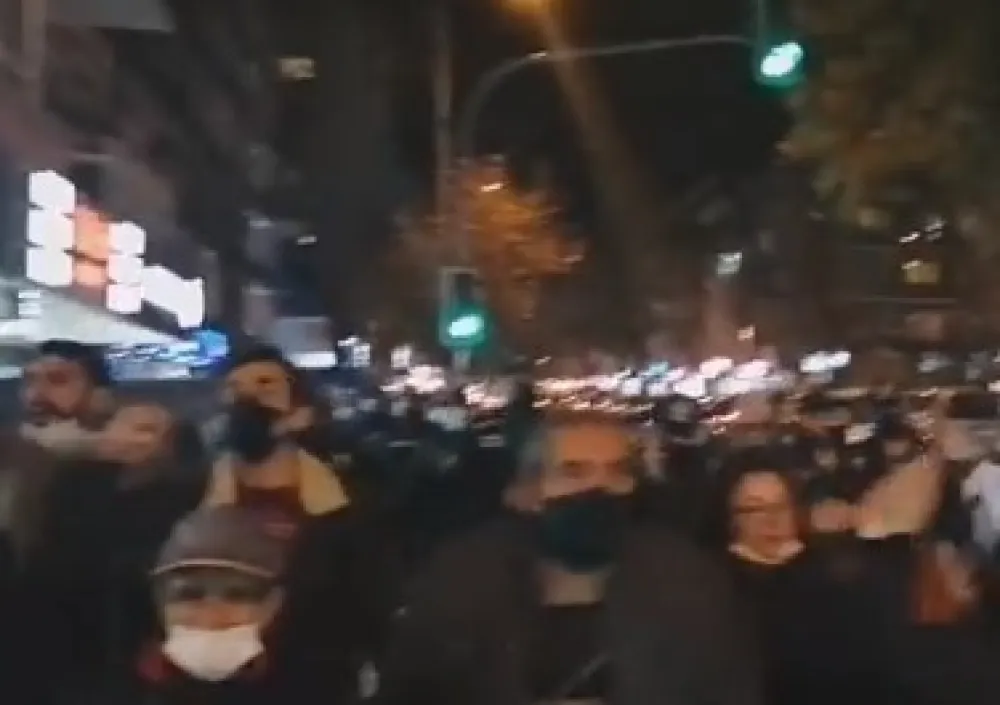 (ВИДЕО) Демонстранти изашли на улице Анкаре и Истанбула, траже оставку Ердогана